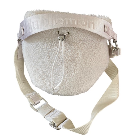 Lululemon New Year Crossbody Fleece Bucket Bag 2.5L White Opal - Picture 8 of 11